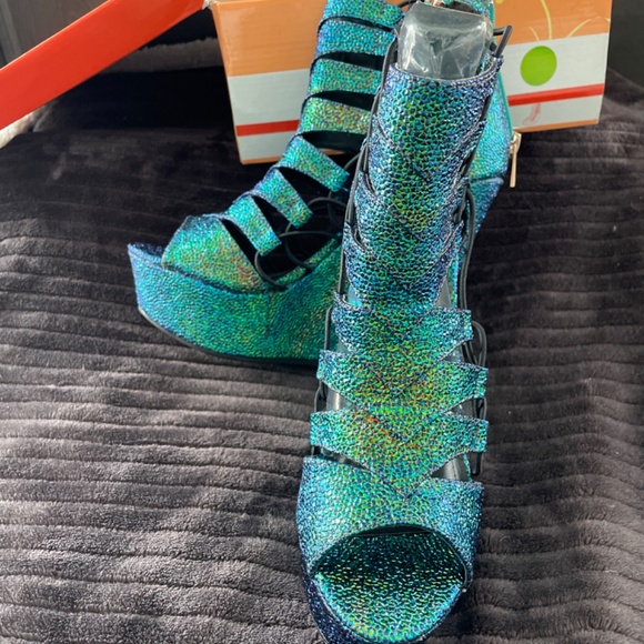 Iridescent STRAPPY HEEL - Picture 2 of 3
